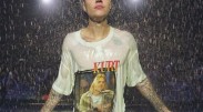 Justin Bieber t shirt mouillé